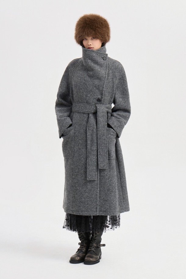 세련된 무드의 여성용 "Asymmetry Collar Long Coat" (그레이)입니다. 울 소재로 제작되어 부드럽고 폭신한 촉감과 함께 가을, 겨울 시즌 따뜻하게 착용할 수 있습니다. 비대칭 카라 디자인과 롱 기장, 여유로운 스트레이트 핏으로 스타일리시함과 모던함을 동시에 연출합니다. 안감에는 "LUCKY" 로고 패턴이 더해져 고급스러운 포인트를 더했으며, 앞 중심 단추 클로징으로 간편하게 착용 가능합니다. 출근룩, 오피스룩, 모임룩 등 다양한 TPO에 클래식, 미니멀, 시크한 스타일로 연출해보세요.
