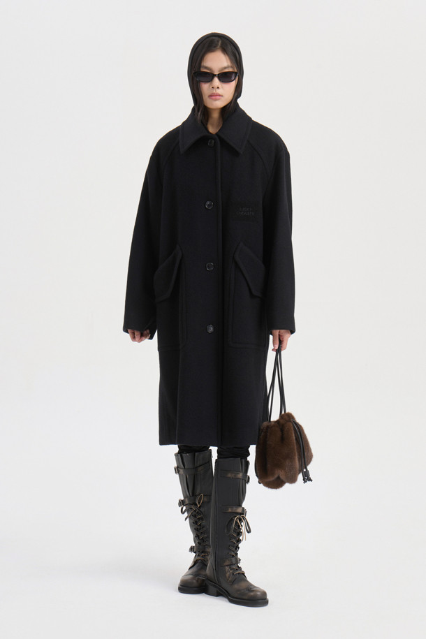 탈부착 가능한 체크 베스트 내피가 특징인 Detachable Inner 맥 코트(블랙)는 가을, 겨울 시즌 당신의 스타일을 완성해 줄 아우터입니다. 시크하고 캐주얼한 무드를 연출하며, 오버핏과 루즈핏으로 편안한 착용감을 선사합니다. 울 소재와 두꺼운 두께감으로 보온성을 높였으며, 넓은 카라와 빅 아웃포켓 디테일이 돋보입니다. 출근룩, 오피스룩, 모임룩 등 다양한 TPO에 활용 가능하며, 로고 와펜으로 포인트를 더했습니다.
