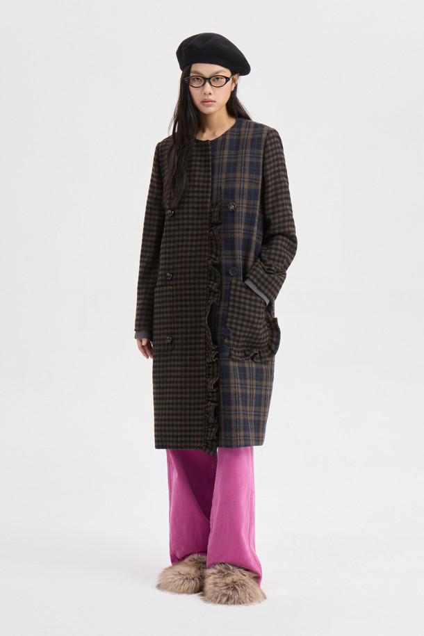 센터 프릴 라운드 넥 코트 (멀티 컬러)는 페미닌하고 캐주얼한 스타일을 동시에 연출할 수 있는 여성용 코트입니다. 가을과 겨울에 어울리는 두꺼운 울 소재로 제작되어 부드러운 촉감을 선사하며, 오버핏 롱 기장으로 편안한 착용감을 제공합니다. 체크 패턴과 드롭 숄더, 프릴 디테일이 특징이며, 금속 단추와 로고 패턴 안감, 포켓 디테일로 세련됨을 더했습니다. 싱글 버튼 여밈 방식의 라운드 넥 코트로, 데이트룩, 모임룩, 출근룩 등 다양한 TPO에 클래식, 캐주얼, 미니멀 스타일로 활용 가능합니다.
