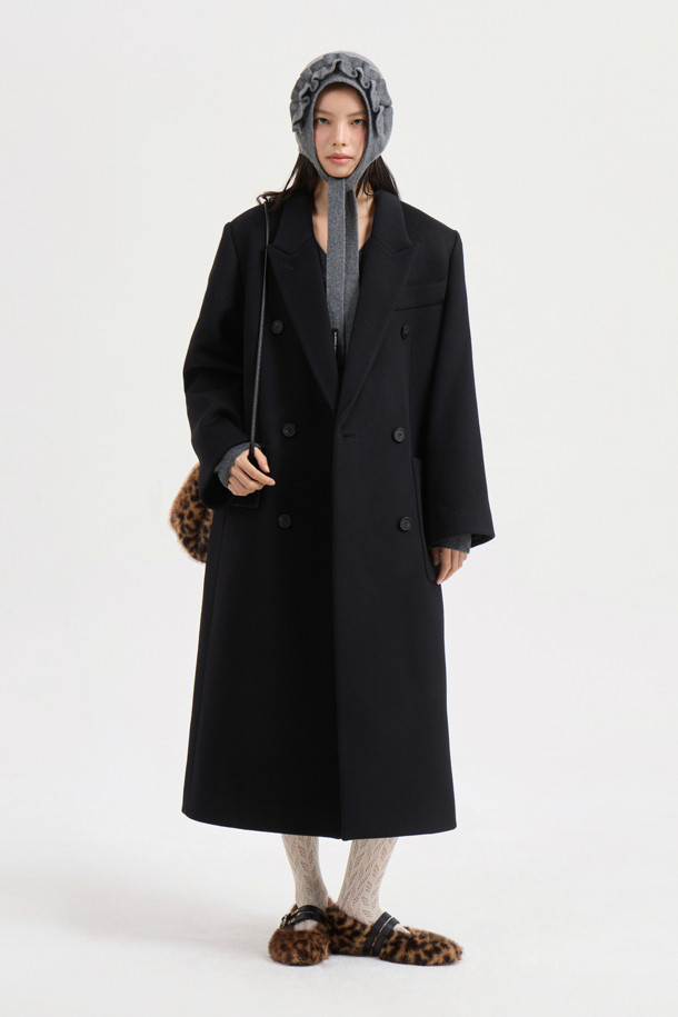 [Atelier] 갱 칼라 더블 롱 코트 (블랙)는 시크하고 미니멀한 스타일을 추구하는 여성들을 위한 아우터입니다. 가을과 겨울, 출근룩, 오피스룩, 겨울 데일리룩에 어울리는 이 코트는 부드러운 캐시미어와 울 소재로 제작되어 뛰어난 착용감을 선사합니다. 갱 칼라 디자인과 럭키슈에뜨 로고 소뿔 단추, 자수 디테일이 고급스러움을 더하며, ATELIER 컬렉션 로고 패턴 안감으로 소장 가치를 높였습니다. 박시핏의 롱 기장, 더블 버튼 여밈 방식의 더블 코트로, 시크하고 클래식한 스타일을 완성해보세요.
