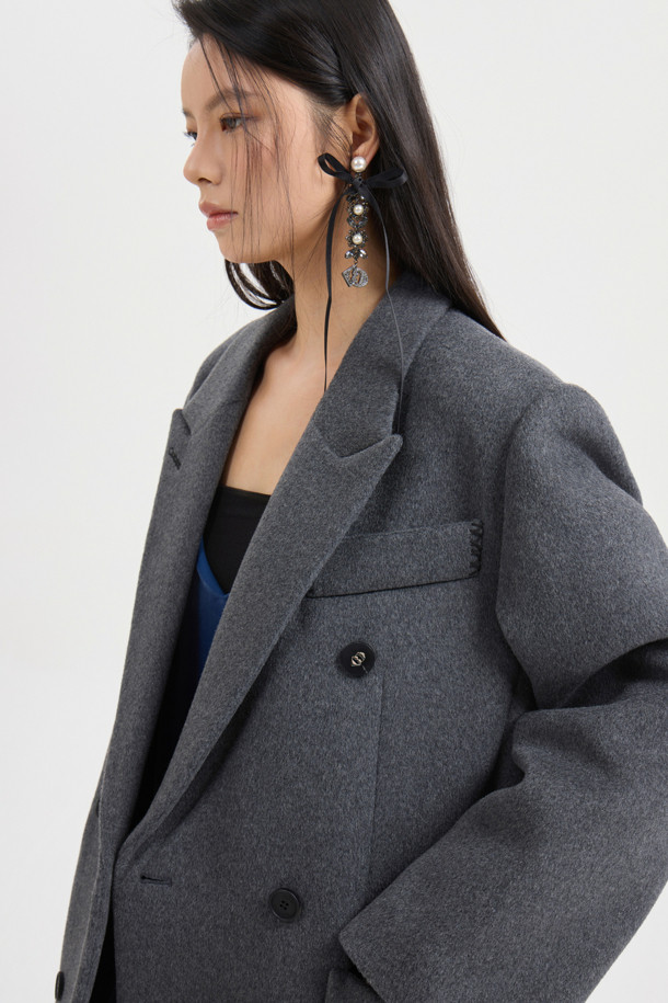 [Atelier] 갱 칼라 더블 롱 코트 (다크 그레이)는 시크하고 심플한 스타일을 추구하는 당신을 위한 겨울 아우터입니다. 캐시미어와 울 혼방 소재로 제작되어 부드러운 촉감과 우수한 보온성을 자랑하며, 롱 기장과 박시 핏으로 세련된 실루엣을 연출합니다. 더블 버튼 여밈 방식과 갱 칼라 디자인이 특징이며, 럭키슈에뜨 로고 소뿔 단추와 자수 디테일로 고급스러움을 더했습니다. [Atelier] 컬렉션 로고 패턴 안감으로 완성도를 높인 이 코트는 겨울 데일리룩, 오피스룩, 모임룩 등 다양한 TPO에 활용하기 좋습니다.
