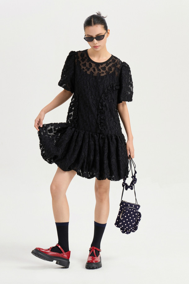 볼륨 슬리브 자카드 드레스 (블랙)는 페미닌하고 클래식한 무드를 자아내는 여성용 미니 원피스입니다. 봄, 여름, 가을 시즌에 어울리는 얇은 두께감과 부드러운 촉감의 자카드 소재로 제작되었습니다. A라인 핏에 라운드넥 디자인, 볼륨 슬리브 소매 기장이 특징이며, 속슬립이 포함되어 편안하게 착용할 수 있습니다. 데이트룩, 카페룩, 모임룩 등 다양한 TPO에 잘 어울리며, 클래식, 미니멀, 로맨틱 스타일을 즐기는 분들께 추천합니다. 뒷넥 단추 여밈과 레이어드 가능한 디자인으로 활용도를 높였습니다.
