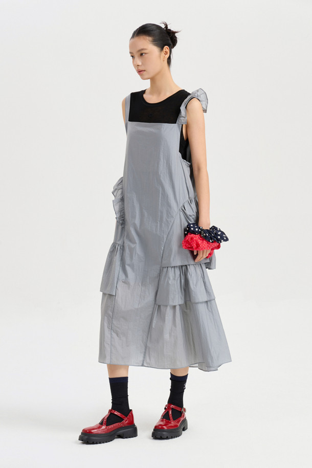 민트 컬러의 [Re-Order] 러플 포인트 민소매 롱 드레스입니다. 부드러운 나일론 소재로 제작되어 은은한 광택감이 돋보이며, 루즈핏 플레어 디자인으로 우아한 실루엣을 연출합니다. 비대칭 프릴 디테일과 어깨 비죠 장식이 여성스러운 포인트를 더하고, 끈 길이 조절이 가능하여 편안하게 착용할 수 있습니다. 데이트룩, 여행룩, 휴가룩 등 다양한 TPO에 클래식, 미니멀, 로맨틱 스타일로 연출해보세요. 봄, 여름 시즌에 어울리는 롱 원피스로, 당신의 스타일을 한층 더 돋보이게 해줄 것입니다.
