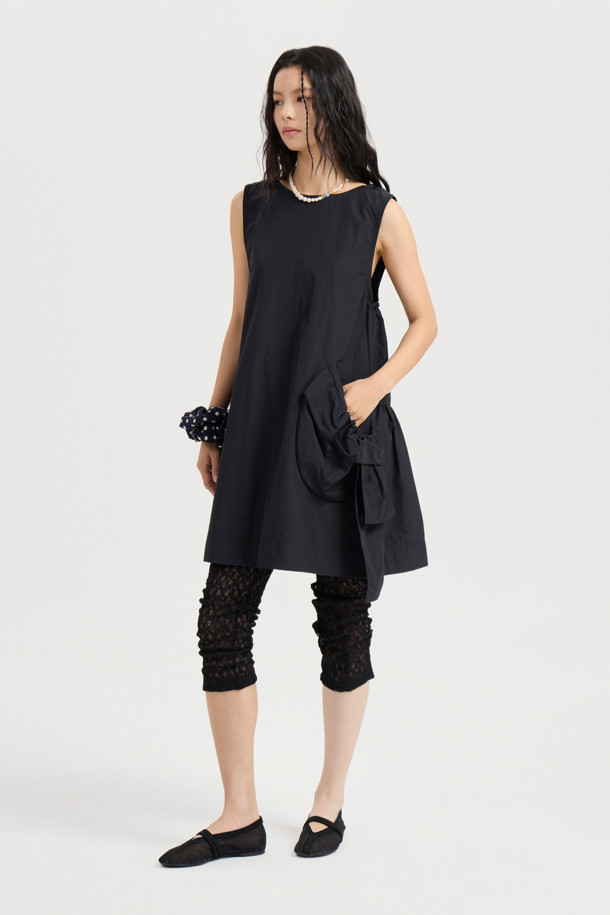 A 라인 미니 드레스 (블랙)는 여성스러운 실루엣을 연출하는 A라인 핏의 미니 원피스입니다. 봄, 여름, 가을 세 계절 모두 활용 가능하며, 데이트룩, 동네 마실룩, 카페룩 등 다양한 TPO에 적합합니다. 캐주얼, 미니멀, 스트리트 스타일을 모두 아우르는 디자인으로, 무지 패턴의 블랙 컬러가 시크한 매력을 더합니다. 나일론 소재로 제작되어 편안한 착용감을 선사하며, 민소매 디자인으로 시원하게 입을 수 있습니다. 포켓 디테일과 레이어드 연출이 가능하며, 워싱 가공을 거쳐 자연스러운 분위기를 자아냅니다.
