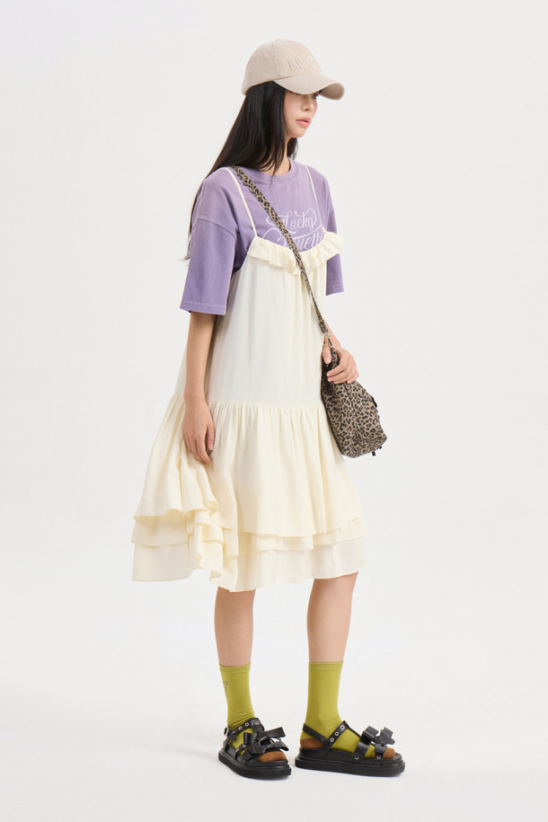 프릴 디테일 슬립 드레스 (light beige)는 모달 소재로 제작되어 부드러운 촉감이 특징인 여성용 슬립 원피스입니다. 은은한 라이트 베이지 컬러의 무지 디자인으로, 얇고 가벼운 두께감 덕분에 봄, 여름 시즌에 시원하게 착용할 수 있습니다. 어깨끈 조절이 가능하며, 셔링 & 프릴 디테일로 페미닌한 무드를 더했습니다. 데이트룩, 카페룩, 휴가룩 등 다양한 TPO에 미니멀, 로맨틱, 리조트 스타일로 연출해보세요. 루즈핏으로 편안하면서도 여성스러운 실루엣을 선사합니다.
