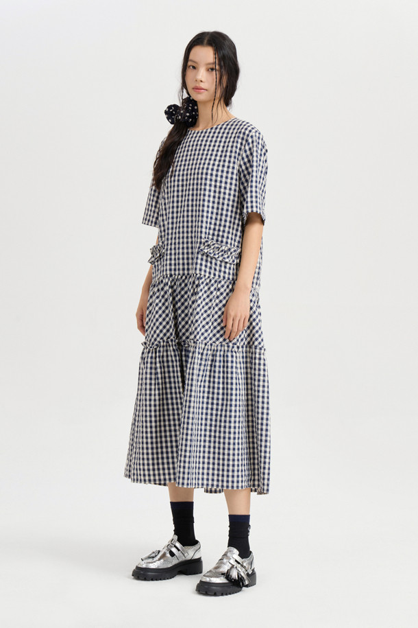 [Re-Order] Frill Colored Half Sleeve Long Dress (navy)는 시원한 촉감의 네이비 컬러 원피스로, 여름철 캐주얼 스타일을 연출하기에 좋습니다. 라운드넥에 A라인 핏, 반소매 맥시 기장으로 편안하면서도 여성스러운 실루엣을 선사합니다. 양쪽 포켓과 셔링 디테일, 뒷넥 배색 리본으로 포인트를 더했으며, 안감이 있어 비침 걱정 없이 착용 가능합니다.
