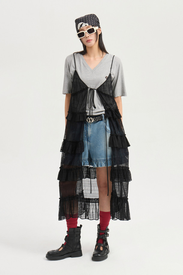 [Re-Order] Sleeveless Frill Dress (black)는 시폰과 레이스 소재로 부드러운 촉감과 얇은 두께감이 특징인 여성 레이어드 원피스입니다. 블랙 컬러의 무지 디자인에 브이넥, 루즈핏, 민소매, 티어드 치마타입으로 시원하고 캐주얼한 스타일을 연출하며, 러플 디테일, 비대칭 디자인, 시스루 스타일로 포인트를 더했습니다. 봄, 여름, 가을 계절에 데일리룩으로 활용하기 좋습니다.
