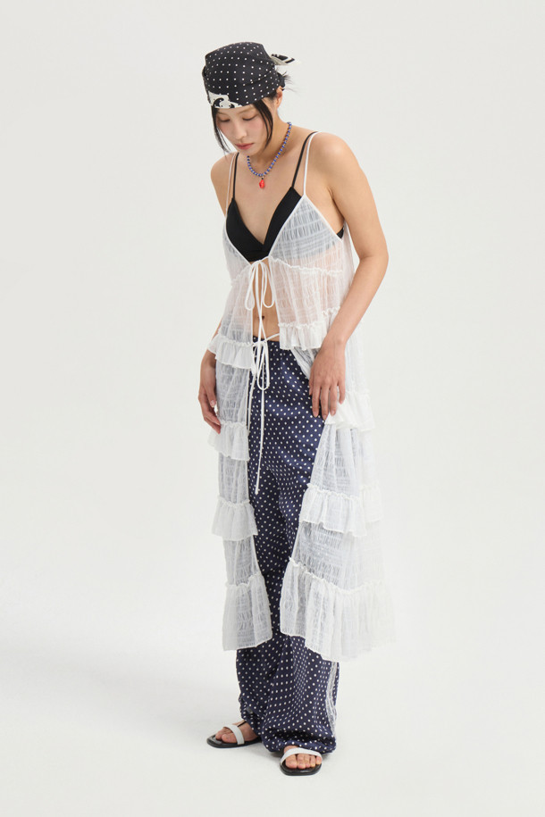 화이트 컬러의 [Re-Order] Sleeveless Frill Dress는 여름을 위한 데일리 및 캐주얼 스타일의 슬리브리스 프릴 드레스입니다. 부드러운 레이스 소재에 도트 패턴이 더해져 여성스러운 무드를 자아내며, 루즈핏 A라인 실루엣과 얇은 두께감으로 시원하게 착용할 수 있습니다. 비대칭 셔링 및 프릴 디테일, 레이어드 스타일링이 가능한 디자인으로, 다양한 스타일 연출이 용이합니다.

