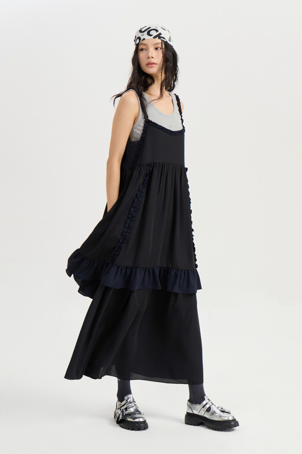 Coloration 프릴 레이어링 드레스 (블랙)는 유니크하고 캐주얼한 스타일을 연출하는 여성용 레이어드 원피스입니다. 부드러운 폴리 크레이프 소재로 제작되어 깔끔한 촉감을 선사하며, A라인 치마 핏으로 편안한 착용감을 제공합니다. 라운드넥과 민소매 디자인으로 시원하며, 블랙 컬러에 러플 디테일과 컬러 배색이 포인트로 더해져 세련된 느낌을 줍니다. 데이트룩이나 카페룩에 적합하며, 캐주얼, 미니멀, 시크한 스타일을 즐기는 분들께 추천합니다. 옆 지퍼 디테일로 편안하게 착용할 수 있습니다.
