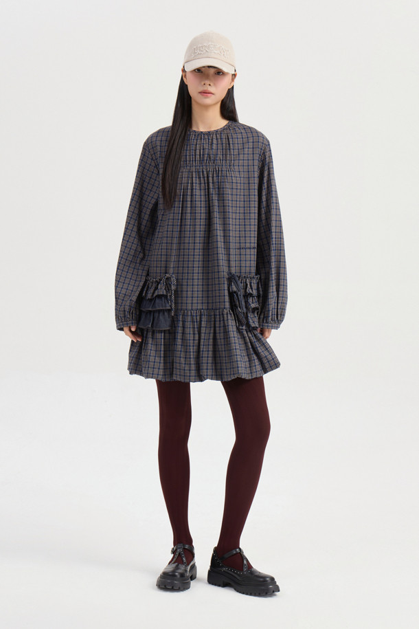 포켓 포인트 체크 미디 드레스 (멀티 컬러)는 페미닌하고 유니크한 매력을 선사하는 여성용 미디 원피스입니다. 데님 소재의 체크 패턴으로 클래식하면서도 로맨틱한 스타일을 연출하며, 긴 소매와 여유로운 핏으로 편안함을 더했습니다. 앞뒤 가슴 셔링 디테일과 포켓, 리본 장식으로 포인트를 더했으며, 뒤 중심 지퍼로 간편하게 착용할 수 있습니다. 데이트룩, 카페룩, 모임룩 등 다양한 TPO에 활용 가능한 스마트 캐주얼 스타일의 원피스입니다.
