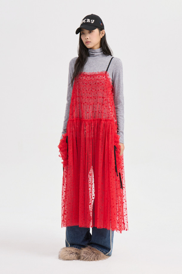 도트 플로킹 슬립 드레스 (레드)는 여성스러운 매력을 극대화하는 슬립 원피스입니다. 얇은 두께감과 루즈핏으로 편안한 착용감을 선사하며, 봄, 여름 시즌에 적합합니다. 셔링, 프릴 디테일과 벨벳 테이프 장식, 플레어 치마 라인이 페미닌한 무드를 더합니다. 스트랩 넥 라인과 민소매 디자인으로 시원함을 강조하며, 데이트룩, 휴가룩, 모임룩 등 다양한 TPO에 로맨틱하고 클래식한 스타일을 연출할 수 있습니다. 여유로운 실루엣과 도트 패턴이 세련된 느낌을 주는 이 원피스로 당신만의 스타일을 완성해 보세요.
