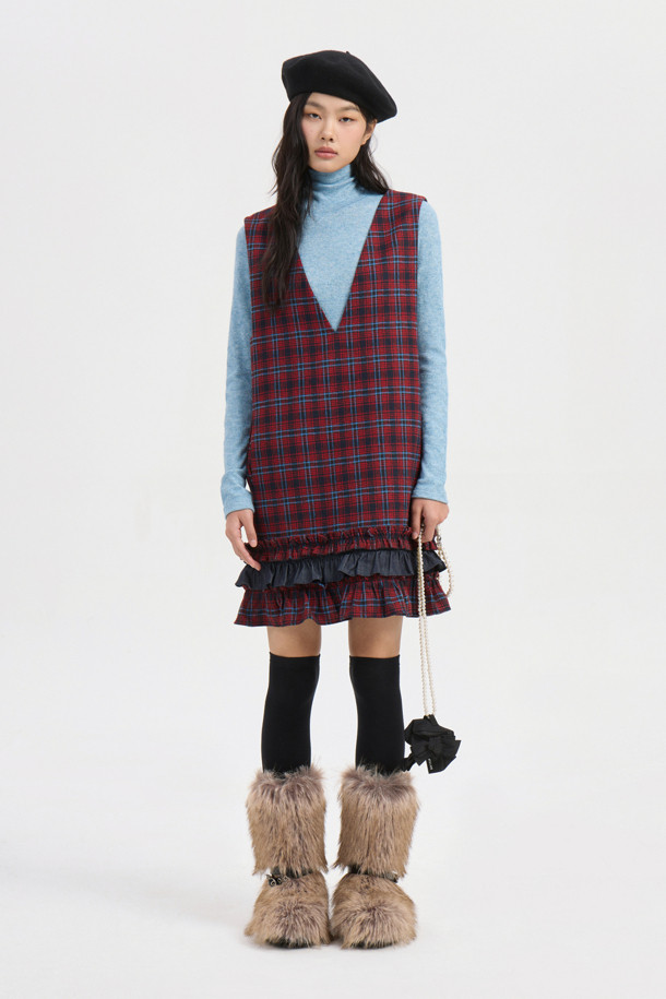 레드 컬러 블록 체크 미니 드레스는 가을과 겨울에 어울리는 여성용 원피스입니다. 데님 소재로 제작되어 부드러운 촉감을 선사하며, 레귤러 핏으로 편안하게 착용 가능합니다. 앞뒤 V넥 디자인과 레이어드, 프릴, 레터링 테이프 디테일이 돋보이며, 긴 소매 기장으로 따뜻함을 더했습니다. 캐주얼한 스타일로 데이트룩이나 모임룩에 적합하며, 다양한 상의와 레이어드하여 개성 있는 스타일을 연출할 수 있습니다. 마찰에 의해 필링이 발생할 수 있으니 주의하여 착용하십시오.
