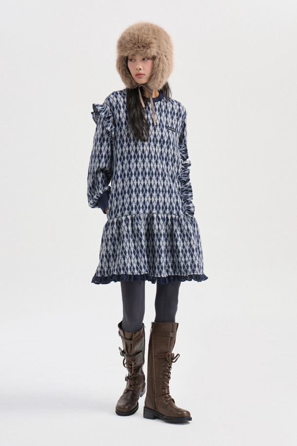 네이비 컬러의 아가일 패턴 프릴 원피스입니다. 부드러운 기모 소재로 제작되어 겨울에도 따뜻하게 착용 가능하며, 루즈핏 A라인 실루엣으로 편안함을 더했습니다. 라운드넥 디자인에 프릴 장식과 배색 프릴 디테일이 여성스러운 분위기를 연출합니다. 데이트룩, 모임룩, 캐주얼, 클래식, 걸리시 스타일 모두 소화 가능한 단독 착용 가능한 원피스입니다.
