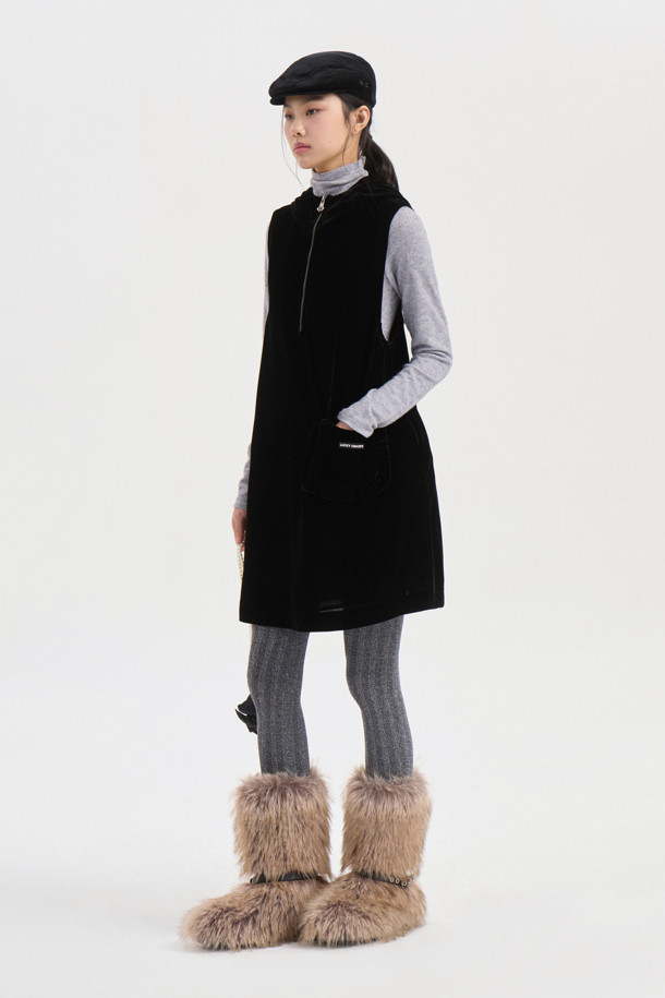 벨벳 후드 미니 원피스 (블랙)는 가을과 겨울, 데이트룩과 연말 모임룩에 어울리는 여성용 미니 원피스입니다. 부드러운 벨벳 소재로 제작되어 따뜻하고 포근한 착용감을 선사하며, A라인 핏으로 편안하면서도 여성스러운 실루엣을 연출합니다. 캐주얼, 스트리트, 미니멀 스타일 모두 소화 가능하며, 후드, 포켓, 러플 디테일과 와펜 장식, 하프 지퍼 여밈으로 포인트를 더했습니다. 민소매 디자인으로 다양한 레이어드 스타일링이 가능하여 활용도가 높습니다.
