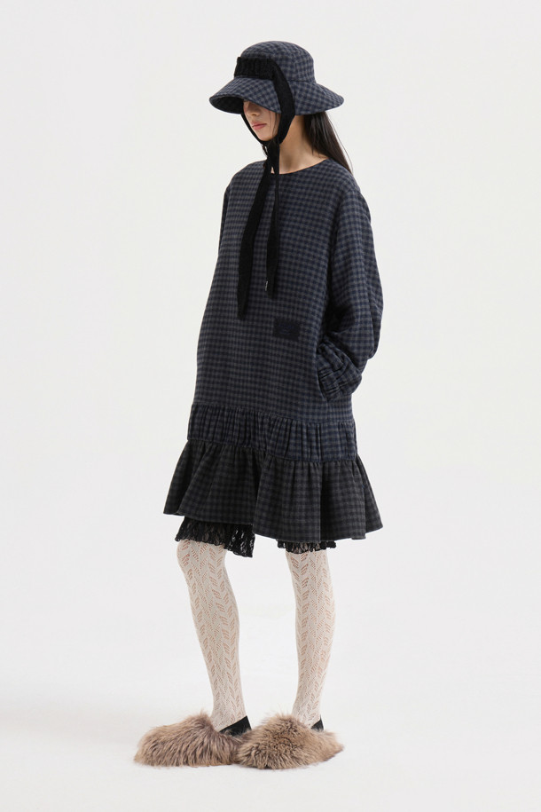 **[Atelier] 컬러드 체크 미니 드레스**는 울 50% 함유된 두꺼운 소재로 제작되어 가을, 겨울에 따뜻하게 착용할 수 있는 여성용 원피스입니다. 클래식하고 유니크한 무드의 멀티 컬러 체크 패턴이 돋보이며, A라인 핏과 미니 기장으로 걸리시한 스타일을 연출합니다. 뒤 중심 지퍼와 아틀리에 자수 장식, 가죽 슬라이더 디테일이 돋보이며, 데이트룩, 모임룩, 겨울 데일리룩 등 다양한 TPO에 활용 가능합니다. 필링(보풀)에 주의하여 관리하면 오랫동안 클래식하고 미니멀한 스타일을 즐길 수 있습니다.
