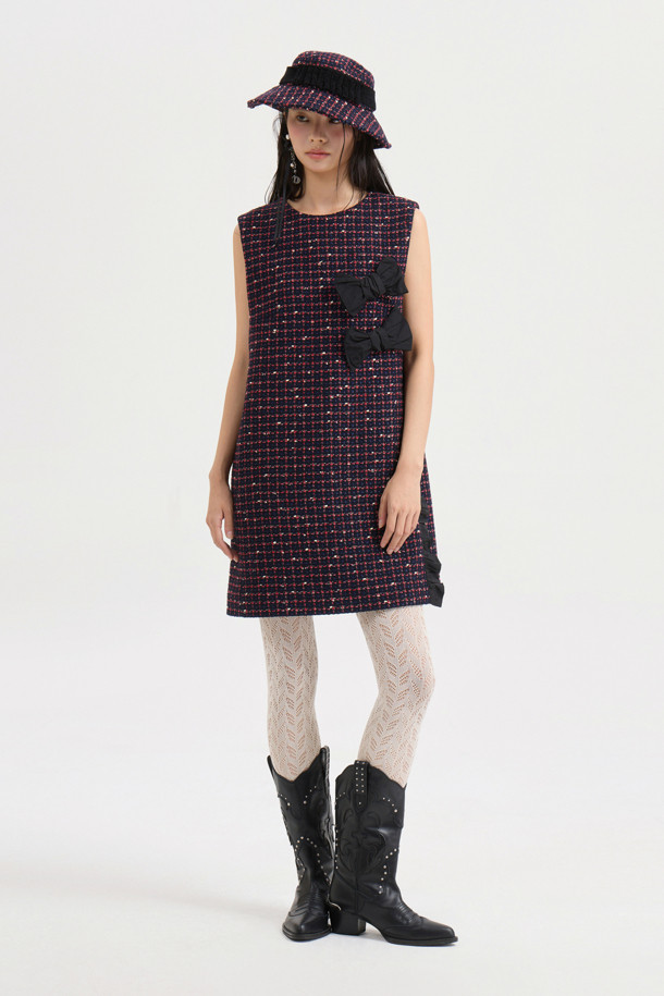 **[Atelier] 리본 포인트 미니 드레스 (navy)**는 가을, 겨울 시즌 엘레강스한 스타일을 연출하는 여성 의류입니다. 울 블렌디드 트위드 소재의 네이비 컬러 체크 패턴으로, 슬림핏 일자핏의 미니 기장 치마 타입입니다. 라운드넥 민소매 디자인이며, 리본 장식과 셔링 디테일, 옆 지퍼로 포인트를 더했습니다. 데이트룩, 모임룩, 연말 모임룩 등 특별한 날, 클래식, 미니멀, 걸리시한 무드로 연출하기 좋습니다. 올뜯김 및 마찰에 주의하여 착용하십시오.
