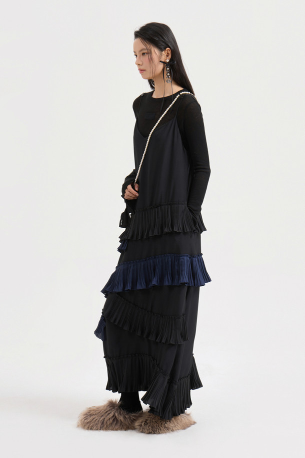 [Atelier] 플리츠 포인트 슬립 드레스 (블랙)는 여성스러운 실루엣을 강조하는 A라인 맥시 원피스입니다. 부드러운 레이온 소재로 제작되어 편안한 착용감을 선사하며, 사계절 내내 활용 가능한 실용적인 아이템입니다. 플리츠 디테일이 유니크한 포인트를 더하고, 비대칭 절개선과 사이드 트임이 세련된 무드를 연출합니다. 스트랩 네크라인과 어깨끈 길이 조절 기능으로 체형에 맞게 핏을 조절할 수 있으며, 아틀리에 레터링 테이프 디테일이 은은한 포인트를 더합니다. 데이트룩, 카페룩, 모임룩 등 다양한 TPO에 클래식하고 미니멀한 스타일을 연출해보세요.
