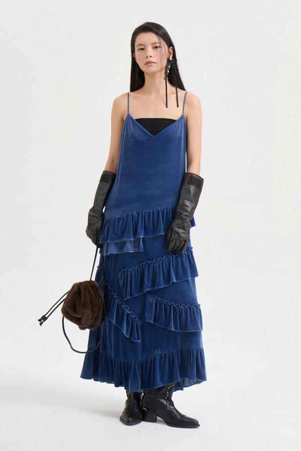 [Atelier] 벨벳 슬립 롱 드레스는 부드러운 벨벳 소재로 제작되어 은은한 광택과 고급스러운 분위기를 자아냅니다. 스퀘어넥과 A라인 실루엣, 루즈핏으로 편안하면서도 우아한 스타일을 연출하며, 민소매 디자인과 얇은 두께감으로 가을, 겨울 시즌 레이어드 룩에도 활용하기 좋습니다. 비대칭 절개선과 프릴 디테일, 사이드 트임이 돋보이며, 어깨끈 길이 조절이 가능하여 체형에 맞게 핏을 조절할 수 있습니다. 데이트룩, 연말 모임룩 등 특별한 날, 클래식하면서도 로맨틱한 무드를 더해줄 아이템입니다. 아틀리에 레터링 테이프로 섬세함을 더했습니다.
