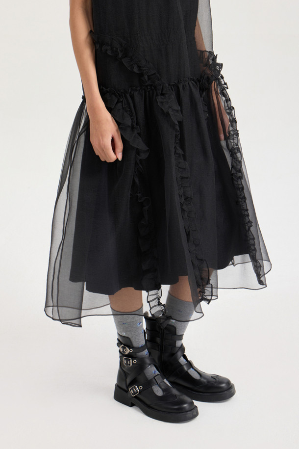 블랙 색상의 Sleeveless Layering Frill Dress (슬리브리스 레이어링 프릴 드레스)입니다. 얇은 두께감의 오간자 소재로 제작되어 봄, 여름 시즌에 시원하게 착용하기 좋습니다. 캐주얼하고 유니크한 무드를 연출하며, 비대칭 셔링 디테일과 레이어드 스타일의 프릴 치마가 특징입니다. 뒤 테이프 장식으로 포인트를 더했으며, 루즈핏으로 편안한 착용감을 선사합니다. 데이트룩, 카페룩, 여행룩 등 다양한 TPO에 맞춰 스타일리시하게 연출할 수 있습니다. 미니멀, 로맨틱, 캐주얼 스타일을 즐겨 입는 여성분들께 추천합니다.
