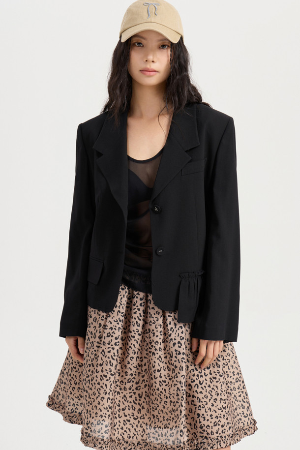 레이온 폴리 프릴 헴 싱글 재킷 (블랙)은 간절기에 적합한 여성용 자켓입니다. 부드러운 레이온과 폴리에스터 혼방 소재로 제작되어 편안한 착용감을 선사하며, 얇은 두께감으로 가볍게 걸치기 좋습니다. 크롭 기장에 프릴 밑단 디테일이 더해져 유니크하고 스타일리시한 분위기를 연출하며, 싱글 버튼 여밈으로 간편하게 착용 가능합니다. 시크, 미니멀, 클래식한 스타일을 즐기는 분들에게 데이트룩, 카페룩, 모임룩 등 다양한 TPO에 활용하기 좋은 아이템입니다.
