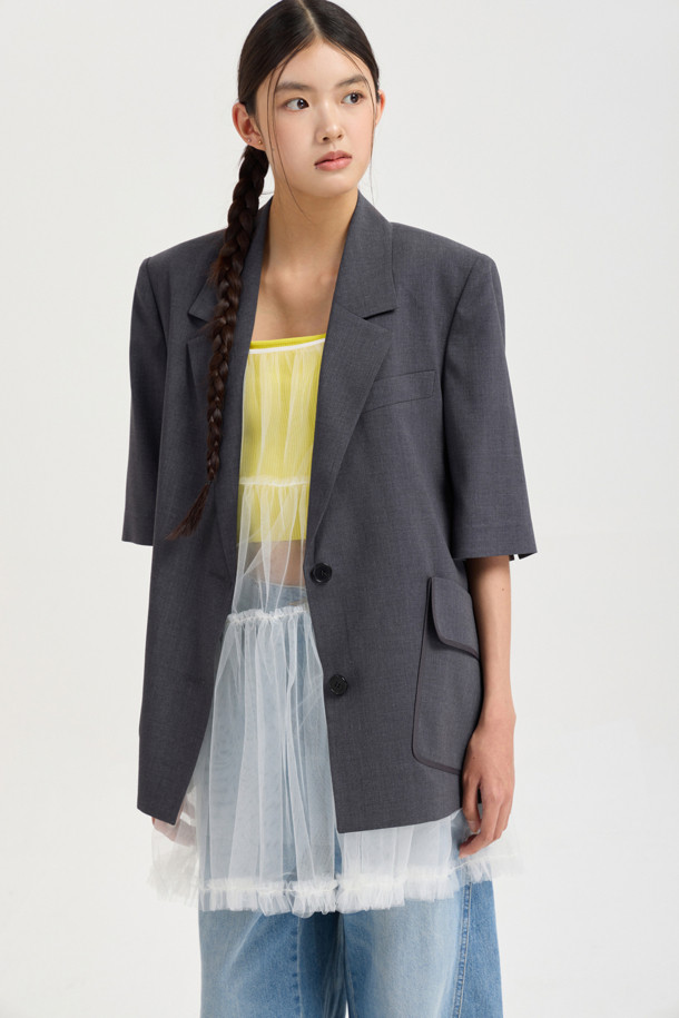 [Re-Order] Poly Single Half Sleeve Jacket (melange grey)는 린넨 소재로 고급스러운 촉감을 선사하며, 멜란지 그레이 컬러가 세련된 느낌을 더하는 여성 자켓입니다. 봄, 여름 시즌에 어울리는 스탠다드핏의 반소매 자켓으로, 일상과 세미포멀 스타일 모두 소화 가능하며, 클래식하면서도 유니크한 무드를 연출합니다. 빅 사이즈 아웃포켓과 테이프 디테일이 특징이며, 원피스 또는 스커트와 매치하면 더욱 멋스럽게 연출할 수 있습니다.
