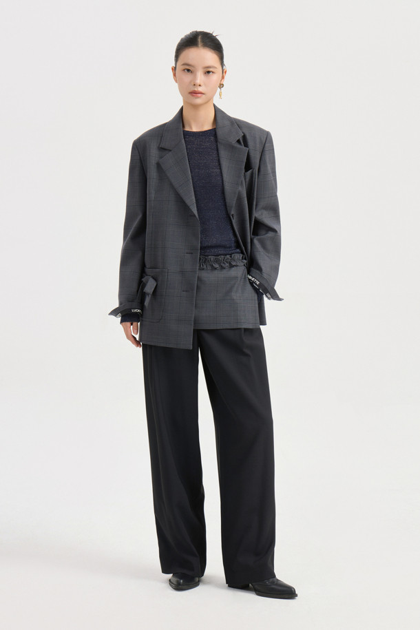 리본 디테일 체크 싱글 재킷 (다크 그레이)은 가을, 겨울 시즌에 어울리는 여성용 아우터입니다. 클래식과 캐주얼 스타일을 모두 소화할 수 있으며, 출근룩, 겨울 데일리룩, 모임룩 등 다양한 TPO에 적합합니다. 울 소재로 제작되어 두꺼운 두께감을 자랑하며, 체크 패턴이 돋보이는 박시핏 싱글 버튼 재킷입니다. 행운을 뜻하는 LUCKY 로고 패턴 안감과 스트라이프 소매 안감, 레터링 테이프 턴업 디테일이 더해져 포인트를 더합니다. 다크 그레이 컬러로 어떤 옷에도 쉽게 매치하여 미니멀한 스타일을 연출할 수 있습니다.
