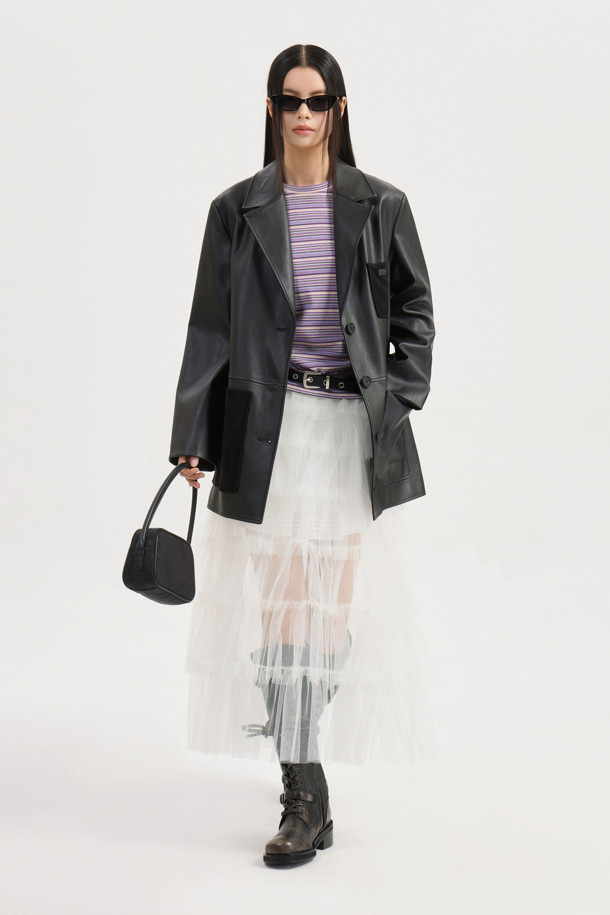 페이크 레더 싱글 재킷 (블랙)은 여성용으로, 봄, 가을에 착용하기 좋은 테일러드 스타일의 재킷입니다. 부드러운 촉감의 인조 가죽과 스웨이드 소재를 사용하여 클래식하면서도 캐주얼한 분위기를 연출합니다. 블랙 컬러의 무지 디자인에 레귤러 기장, 싱글 버튼 여밈 방식으로 제작되었으며, 스트레이트 핏으로 떨어지는 실루엣이 특징입니다. 내부 안감과 가슴 및 아웃 포켓, 로고 와펜 등의 디테일이 더해져 데이트룩, 모임룩, 미니멀룩 등 다양한 스타일에 활용하기 좋습니다.
