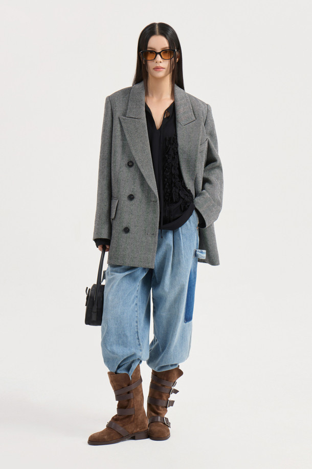 헤링본 더블 재킷 (grey)는 여성스러운 라인을 살려주는 일자핏의 클래식한 더블 코트 타입 재킷입니다. 가을, 겨울 시즌에 적합하며, 울 소재로 제작되어 두꺼운 두께감을 자랑합니다. 그레이 컬러의 헤링본 패턴이 세련된 분위기를 더하며, 어깨 패드와 엠블럼 포인트 단추 디테일로 고급스러움을 강조했습니다. 안감은 LUCKY 로고 패턴으로 디자인되어 있으며, 오피스룩, 출근룩, 모임룩 등 다양한 TPO에 활용하기 좋습니다. 미니멀, 시크한 스타일을 선호하는 여성에게 추천합니다.
