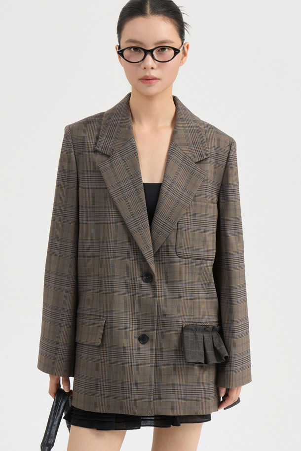 프릴 디테일 체크 싱글 재킷은 브라운과 그레이 컬러의 울블렌드 및 소모 소재로 제작된 여성용 싱글 재킷입니다. 봄, 가을에 착용하기 좋으며, 클래식하고 유니크한 스타일을 연출합니다. 박시핏 크롭 기장으로 세련된 실루엣을 선사하며, 테일러드 코트 타입에 싱글 버튼 여밈 방식입니다. 오피스룩, 모임룩, 데이트룩에 제격이며, 미니멀, 시크한 스타일을 즐기는 분들께 추천합니다.
