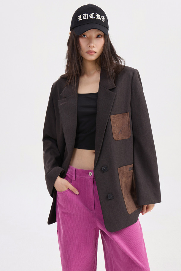 브라운 컬러의 스웨이드 포켓 체크 싱글 재킷입니다. 울과 스웨이드 소재의 조화로 가을, 겨울 시즌에 따뜻하고 포근하게 착용할 수 있습니다. 슬림핏에 크롭 기장으로, 모던하고 클래식한 스타일을 연출하며 오피스룩, 출근룩, 모임룩에 적합합니다. 체크 패턴과 스웨이드 포켓 디테일이 돋보이며, LUCKY 로고 패턴 안감과 소뿔 단추로 고급스러움을 더했습니다. 싱글 버튼 여밈 방식의 두꺼운 두께감으로 시크하고 미니멀한 스타일을 완성할 수 있습니다.
