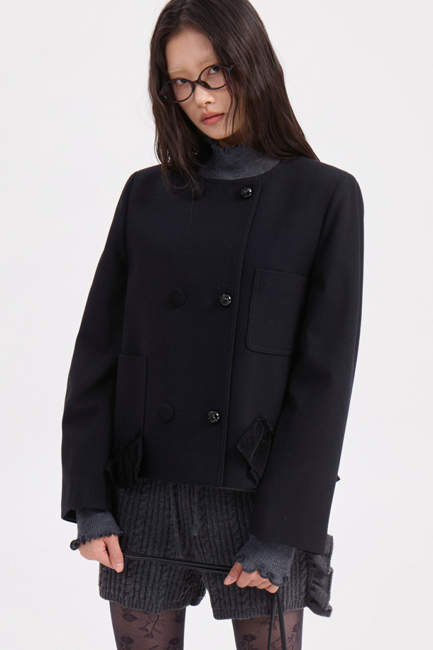 세련된 무드의 라운드 넥 트위드 재킷 (블랙)을 소개합니다. 울과 캐시미어 혼방 소재로 제작되어 부드러운 촉감과 뛰어난 보온성을 자랑하며, 가을과 겨울 시즌에 제격입니다. 클래식하고 엘레강스한 무드를 더하는 체크 패턴과 싱글 버튼 여밈, 루즈핏 디자인이 특징입니다. 금속 단추와 프릴 디테일로 포인트를 주었으며, 럭키 로고 패턴 안감으로 고급스러움을 더했습니다. 오피스룩, 모임룩, 소개팅룩 등 다양한 TPO에 활용 가능하며, 클래식, 미니멀, 시크한 스타일을 연출하기 좋습니다.
