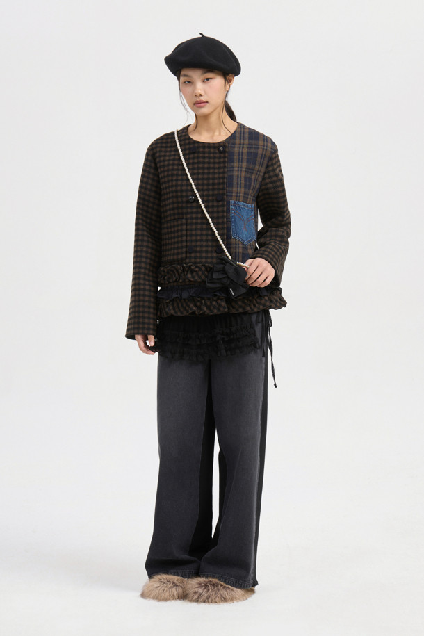 No Collar Crop Double 재킷 (멀티 컬러)는 여성스러운 캐주얼룩을 완성하는 크롭 기장의 데님 자켓입니다. 데이트룩, 모임룩 등 다양한 TPO에 활용 가능하며, 캐주얼과 클래식 스타일을 모두 아우릅니다. 체크 패턴에 데님 포켓 디테일과 밑단 프릴 장식이 여성스러운 무드를 더하고, 일자핏으로 편안하게 착용할 수 있습니다. 안감은 LUCKY 로고 패턴으로 포인트를 주어 소장 가치를 높였습니다. 봄, 가을 시즌에 활용하기 좋은 긴소매 디자인의 멀티 컬러 자켓입니다.
