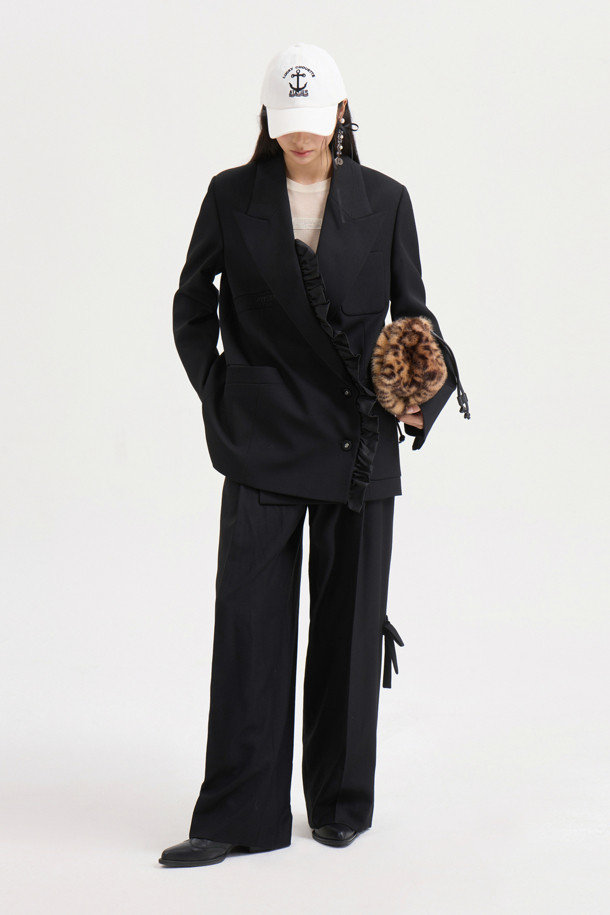 [Re-Order][아뜰리에] 프릴 디테일 테일러드 재킷 (블랙)은 가을과 겨울, 오피스룩, 출근룩, 모임룩에 어울리는 여성용 테일러드 재킷입니다. 클래식하고 엘레강스한 스타일을 연출하며, 세미 Y실루엣 핏과 힙 기장으로 세련된 핏을 선사합니다. 울 소재의 두꺼운 두께감과 단단한 촉감으로 고급스러움을 더했으며, 빅 사이즈 카라와 프릴 디테일, 아틀리에 자수, ATELIER 로고 패턴 안감 등 섬세한 디자인이 돋보입니다. 긴 소매와 어깨 패드, 셔링 디테일, 스트라이프 소매 안감으로 완성도를 높인 블랙 컬러의 무지 재킷입니다.
