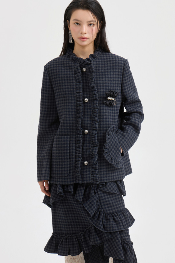 [Atelier] 라운드 넥 프릴 트위드 재킷 (멀티 컬러)은 클래식하면서도 유니크한 매력을 선사하는 여성용 아우터입니다. 가을, 겨울 시즌에 어울리는 두꺼운 울 소재로 제작되어 따뜻함을 더하며, 중힙 기장의 H라인 핏으로 세련된 실루엣을 연출합니다. 멀티 컬러 체크 패턴에 프릴 디테일, 셔링 디테일, 비대칭 포켓, 로고 패턴 안감, 스트라이프 소매 안감 등 섬세한 디자인 요소가 돋보입니다. 라운드 넥 디자인과 버튼 여밈 방식으로 편안하게 착용할 수 있으며, 데이트룩, 모임룩, 겨울 데일리룩 등 다양한 TPO에 맞춰 클래식, 미니멀, 시크한 스타일을 완성해보세요.
