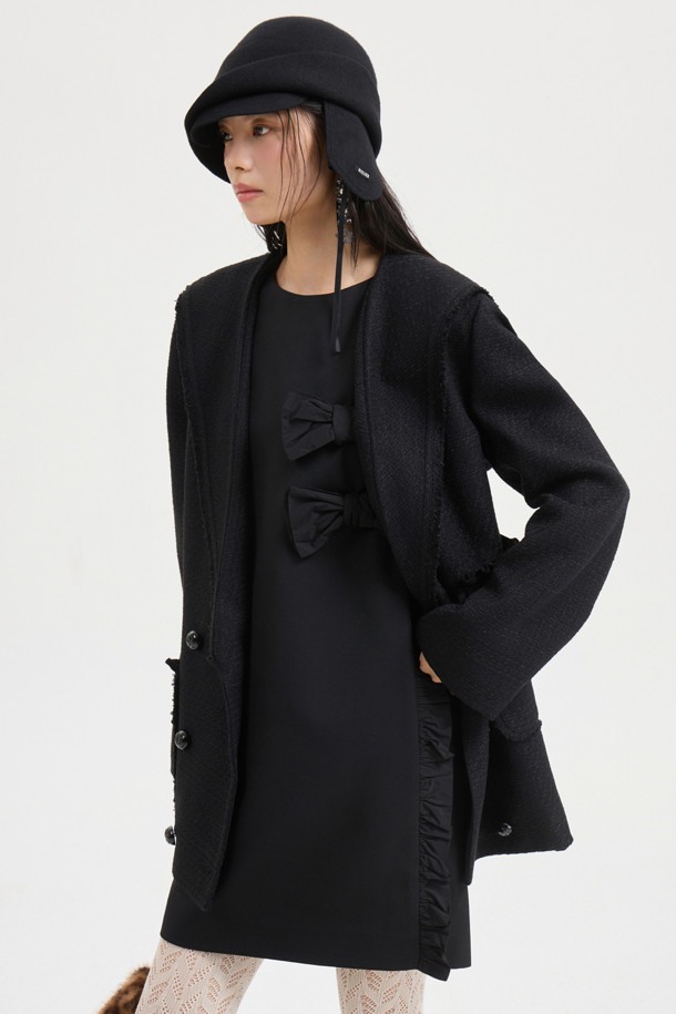 [Atelier] 세일러 트위드 재킷 (블랙)은 클래식과 유니크 스타일을 동시에 느낄 수 있는 여성용 아우터입니다. 봄, 가을에 어울리는 중간 두께감의 트위드 소재로 제작되었으며, 세일러 카라 디자인과 블랙 컬러가 시크한 분위기를 연출합니다. 힙 기장의 레귤러핏 싱글 버튼 자켓으로, 니트 프릴 디테일과 포켓 수술 장식이 돋보입니다. [Atelier] 로고 패턴 안감과 금속 로고 버튼이 고급스러움을 더하며, 데이트룩, 오피스룩, 모임룩 등 다양한 TPO에 활용하기 좋습니다.
