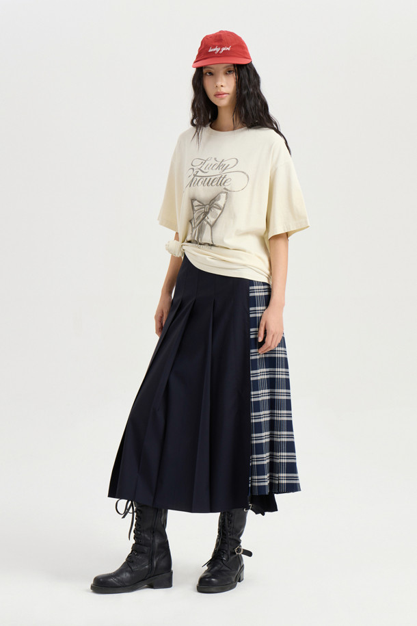 머테리얼 믹스 플리츠 롱 스커트 (멀티 컬러)는 체크와 솔리드 패턴을 믹스하여 캐주얼하면서도 세련된 스타일을 연출합니다. 블랙과 네이비 두 가지 색상으로 출시되어 다양한 상의와 매치하기 용이하며, 겨울철 데일리룩에 활용하기 좋습니다. 옆 지퍼 여밈과 앞 슬릿 디테일이 편안한 착용감과 활동성을 제공합니다. 플리츠 핏의 롱 스커트로 클래식하고 미니멀한 무드를 더해줍니다.
