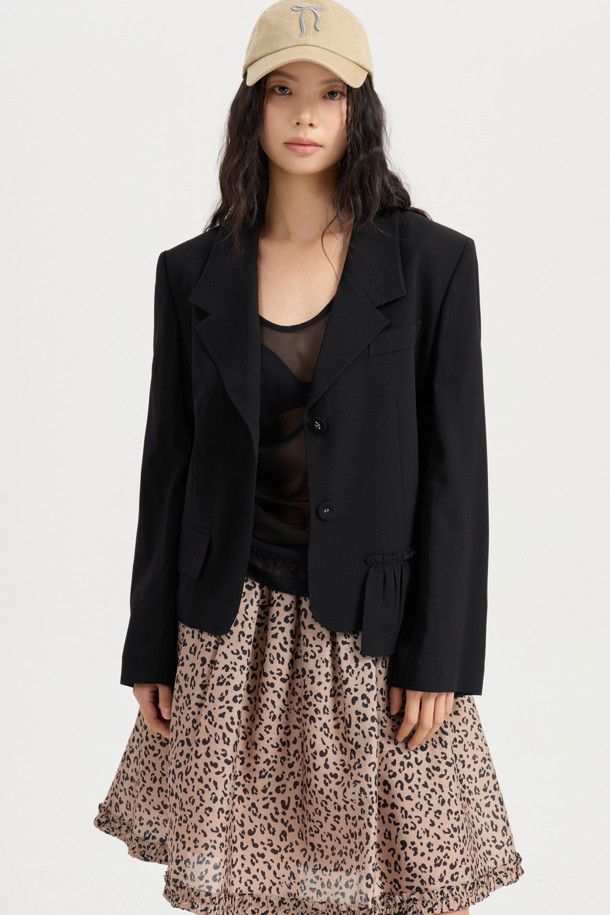 레오파드 밴딩 미디 스커트(브라운)는 여성스러운 룩을 연출하는 데 최적의 아이템입니다. 브라운 컬러의 레오파드 패턴이 유니크한 무드를 더하며, A라인 핏으로 다리가 더욱 슬림해 보이는 효과를 줍니다. 허리 밴딩과 밑단 러플 디테일이 편안함과 스타일리시함을 동시에 선사하며, 데이트룩, 모임룩, 카페룩 등 다양한 TPO에 활용 가능합니다. 나일론과 폴리에스터 혼방 소재로 제작되어 사계절 내내 즐겨 입을 수 있으며, 클래식, 레트로, 미니멀 등 폭넓은 스타일을 소화합니다. 옆 지퍼 디테일로 편안하게 착용할 수 있습니다.
