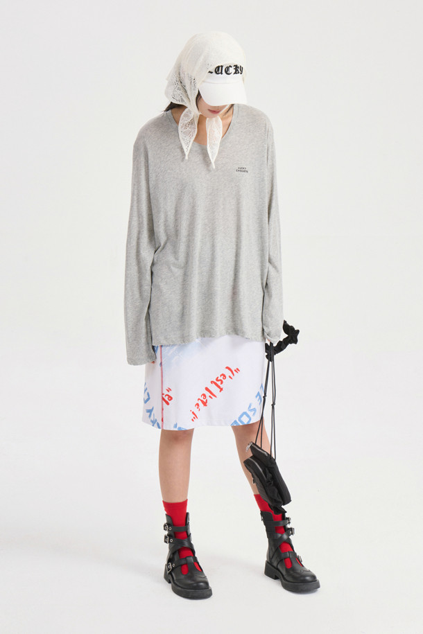 화사한 화이트 컬러의 Print Jersey Banding 미디 스커트입니다. 부드러운 저지 소재에 레터링 & 프린트 패턴으로 캐주얼하고 스포티한 무드를 연출합니다. 허리 밴딩과 얇은 두께, H라인 핏으로 편안하면서도 스타일리시하게 봄, 여름, 가을 시즌 데일리룩을 완성해보세요.
