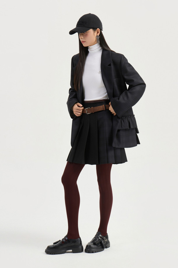 텍스쳐 블록 플리츠 미디 스커트 (블랙)는 가을, 겨울 시즌에 어울리는 여성용 미디 스커트입니다. H라인과 플리츠 디테일이 돋보이는 디자인으로, 클래식하면서도 유니크한 스타일을 연출합니다. 울 혼방 소재에 두꺼운 두께감으로 따뜻하게 착용할 수 있으며, 체크 패턴이 세련된 포인트를 더합니다. 허리 부분 브라운 스웨이드 배색과 옆 라인 지퍼, 벨트고리 디테일이 돋보이며, 로우라이즈 스타일 연출도 가능합니다. 오피스룩, 모임룩, 겨울 데일리룩 등 다양한 TPO에 활용 가능한, 미니멀하고 시크한 매력의 스커트입니다.
