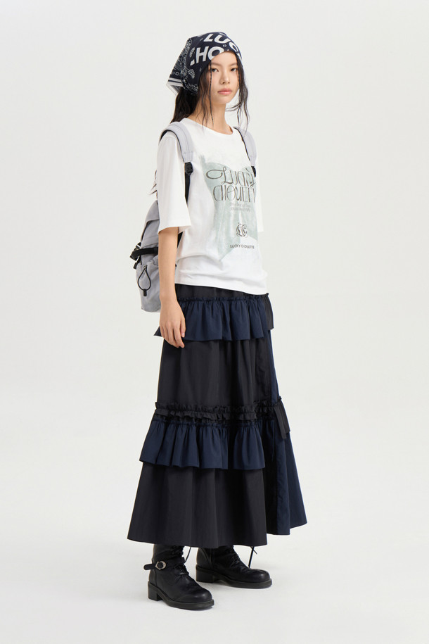 프릴 포인트 밴딩 롱 스커트 (black)는 유니크하면서도 클래식한 무드를 연출하는 여성용 스커트입니다. 얇은 두께감의 나일론 소재로 제작되어 사계절 내내 편안하게 착용 가능하며, A라인 핏으로 여성스러운 실루엣을 선사합니다. 허리 밴딩 디자인과 맥시 기장, 언밸런스 절개라인, 프릴 디테일이 어우러져 캐주얼하면서도 세련된 스타일을 완성합니다. 데이트룩, 카페룩, 여행룩 등 다양한 TPO에 활용할 수 있는 웨어러블 아이템입니다. 미니멀, 클래식, 캐주얼 스타일을 즐겨 입는 분들께 추천합니다.
