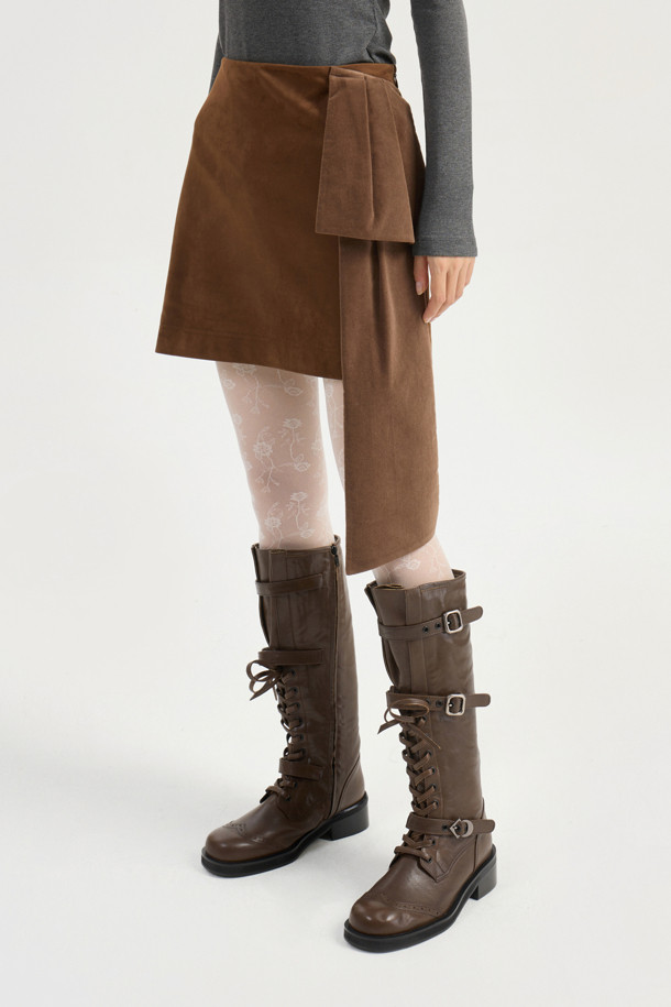 리본 포인트 스웨이드 미니 스커트 (브라운)는 가을, 겨울 시즌에 어울리는 여성용 미니스커트입니다. 부드러운 스웨이드 소재에 H라인 핏으로 클래식하고 유니크한 스타일을 연출합니다. 허리 라인의 벨벳 배색과 리본 디자인, 옆 라인 지퍼 디테일이 돋보입니다. 데이트룩, 겨울 데일리룩, 모임룩 등 다양한 TPO에 활용 가능하며, 오버사이즈 아우터와 매치하면 시크한 스타일을 완성할 수 있습니다.
