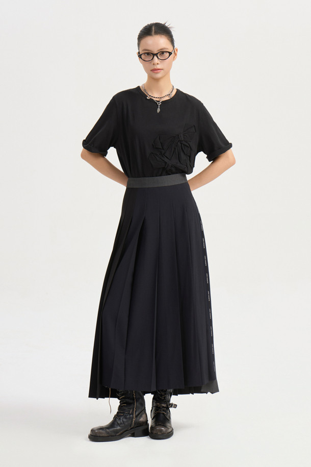 소재 믹스 플리츠 롱 스커트 (블랙)는 유니크하고 캐주얼한 스타일을 연출하는 여성용 스커트입니다. 옆 라인 지퍼와 레터링 테이프로 포인트를 더했으며, 언밸런스 기장과 세 가지 소재 믹스로 독특한 디자인을 완성했습니다. 맥시 기장의 플리츠 스커트로, 데이트룩, 쇼핑룩, 캐주얼, 미니멀, 시크 등 다양한 스타일을 소화할 수 있습니다. 사계절 내내 활용 가능한 블랙 컬러의 롱 스커트로, 매력적인 룩을 연출해 보세요.
