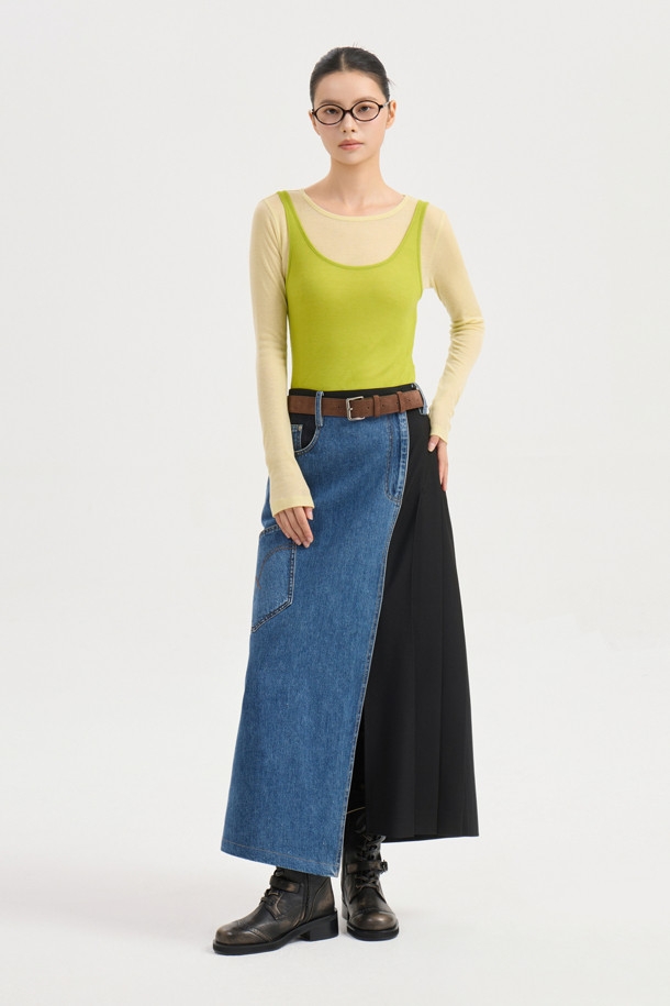 [Re-Order] 데님 스트라이프 믹스 롱 스커트 (multi color)는 여성스러운 롱 스커트로, 봄, 가을에 어울리는 아이템입니다. 유니크하면서도 클래식한 스타일을 연출하며, 데님과 울 소재의 조화가 돋보입니다. 세미 A라인 핏과 한쪽 플리츠 디테일이 세련된 실루엣을 완성하며, 앞 지퍼 여밈으로 편안하게 착용 가능합니다. 멀티 컬러 스트라이프 패턴이 돋보여 데이트룩, 모임룩, 카페룩 등 다양한 TPO에 활용하기 좋습니다. 미니멀하고 캐주얼한 스타일을 즐기는 분들께 추천합니다.
