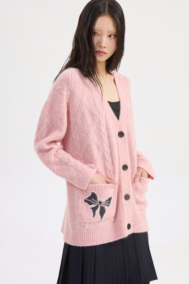 다채로운 매력의 멀티 컬러가 돋보이는 Material Mix 플리츠 롱 스커트입니다. 세 가지 소재를 믹스하여 독특한 질감과 스타일을 연출하며, 옆 라인 지퍼와 옆 밑단 슬릿 디테일로 편안함과 세련미를 더했습니다. 전체 플리츠 디자인과 스트라이프 & 솔리드 패턴의 조화는 클래식하면서도 스타일리시한 무드를 선사합니다. 데이트룩, 모임룩, 출근룩 등 다양한 TPO에 미니멀하고 시크한 스타일을 완성해보세요. 봄, 가을 시즌에 어울리는 롱 스커트로 당신의 패션 감각을 한층 끌어올려 보세요.
