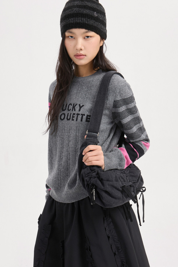 **프릴 포인트 밴딩 롱 스커트 (블랙)**는 여성스러운 무드를 연출하는 캐주얼 스타일의 롱 스커트입니다. 면과 폴리에스테르 혼방 소재로 제작되어 편안한 착용감을 선사하며, 사계절 내내 활용하기 좋습니다. A라인 핏에 프릴 디테일이 더해져 볼륨감 있는 실루엣을 완성하며, 밴딩 허리 디자인으로 편안함을 더했습니다. 데이트룩, 산책룩 등 다양한 TPO에 미니멀, 클래식 스타일로 연출하여 세련된 분위기를 낼 수 있습니다. 블랙 컬러의 무지 디자인으로 어떤 상의와도 매치하기 용이하여 활용도가 높습니다.
