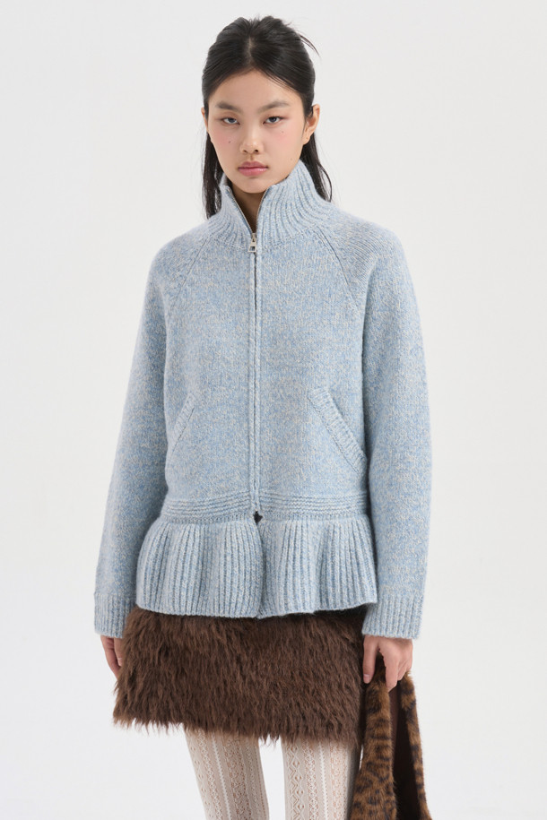 멜란지 그레이 컬러의 페이크 퍼 미니 스커트입니다. 울 혼방 소재의 부드러운 촉감과 두꺼운 두께감으로 가을, 겨울철 따뜻하게 착용할 수 있습니다. 캐주얼, 클래식, 미니멀 스타일 모두 소화 가능하며, A라인 핏과 세미 A라인 핏으로 여성스러운 실루엣을 연출합니다. 페이크 퍼 배색 디테일과 뒤 중심 지퍼 디테일이 돋보이며, 모임룩으로 활용하기 좋습니다. 트윌 조직과 뒤판 개발 텍션지를 사용하여 제작되었으며, 필링에 유의하여 관리해야 합니다.
