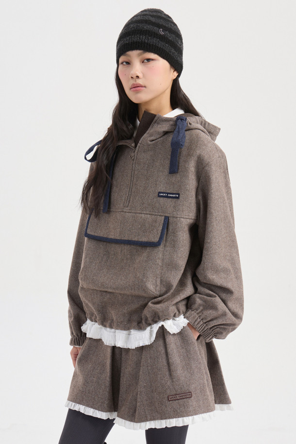 헤링본 패턴의 프릴 포인트 미디 스커트(브라운)는 가을, 겨울 시즌에 어울리는 여성용 스커트입니다. 울 소재로 제작되어 따뜻한 촉감을 선사하며, 두꺼운 두께감으로 포근하게 착용할 수 있습니다. A라인 핏에 옆 지퍼 여밈, 턱 셔링 디테일, 밑단 러플 배색, 레터링 자수 디자인이 더해져 클래식하면서도 유니크한 분위기를 연출합니다. 오피스룩, 모임룩, 데이트룩 등 다양한 TPO에 활용하기 좋으며, 미니멀, 시크 스타일을 선호하는 분들께 추천합니다.
