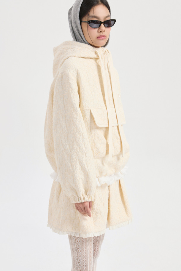 프릴 포인트 헤링본 미디 스커트 (아이보리)는 여성스러운 실루엣을 연출하는 스커트입니다. 울 소재로 제작되어 가을과 겨울에 따뜻하게 착용할 수 있으며, 두꺼운 두께감으로 포근한 착용감을 선사합니다. 클래식하고 유니크한 헤링본 패턴에 A라인 핏으로 다리 라인을 더욱 아름답게 강조합니다. 밑단 러플 배색, 턱 셔링 디테일, 레터링 자수, 옆 지퍼 여밈 디자인이 돋보이며, 오피스룩, 모임룩, 데이트룩 등 다양한 TPO에 활용 가능합니다. 클래식, 미니멀, 시크 스타일을 즐기는 분들께 추천합니다.
