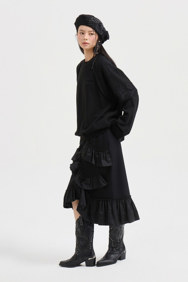 [Atelier] 프릴 포인트 미디 스커트 (블랙)는 울 소재로 제작되어 부드러운 촉감과 따뜻함을 선사합니다. H라인의 슬림핏으로 클래식하면서도 우아한 스타일을 연출하며, 두꺼운 두께감으로 가을, 겨울 시즌에 적합합니다. 언밸런스 프릴과 아웃포켓 디테일이 돋보이며, 뒷중심 지퍼로 간편하게 착용할 수 있습니다. 무지 디자인에 프릴 덧장 디테일이 더해져 세련된 포인트를 더하며, 오피스룩, 모임룩, 겨울 데일리룩 등 다양한 TPO에 활용 가능합니다. 미니멀하고 시크한 스타일을 즐기는 여성분들께 추천합니다.
