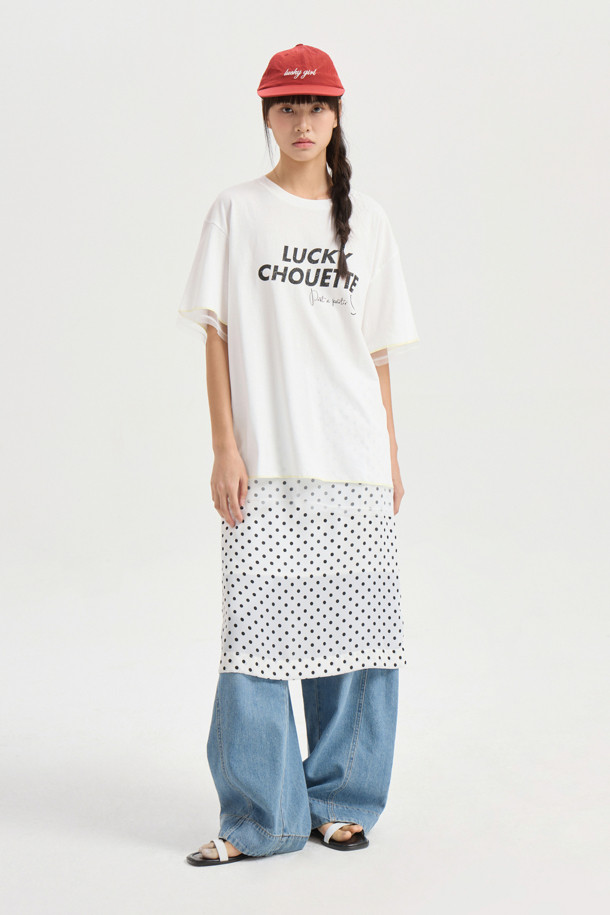 도트 밴딩 미디 스커트 (아이보리)는 여성스러운 무드와 캐주얼함을 동시에 연출할 수 있는 미디 스커트입니다. 부드러운 촉감의 폴리에스터, 사틴 혼방 소재로 제작되어 편안한 착용감을 선사하며, 은은한 광택감이 고급스러운 분위기를 더합니다. 허리 스트링 디테일과 허리 중심 레터링 테이프로 포인트를 주어, H라인 핏으로 다리가 길어 보이는 효과를 줍니다. 일상, 데이트룩, 카페룩, 쇼핑룩 등 다양한 TPO에 활용 가능하며, 캐주얼, 클래식, 로맨틱 스타일을 모두 소화할 수 있습니다. 무릎 아래 기장의 아이보리 컬러 도트 패턴 스커트로, 봄, 여름 계절에 산뜻하게 즐길 수 있습니다.
